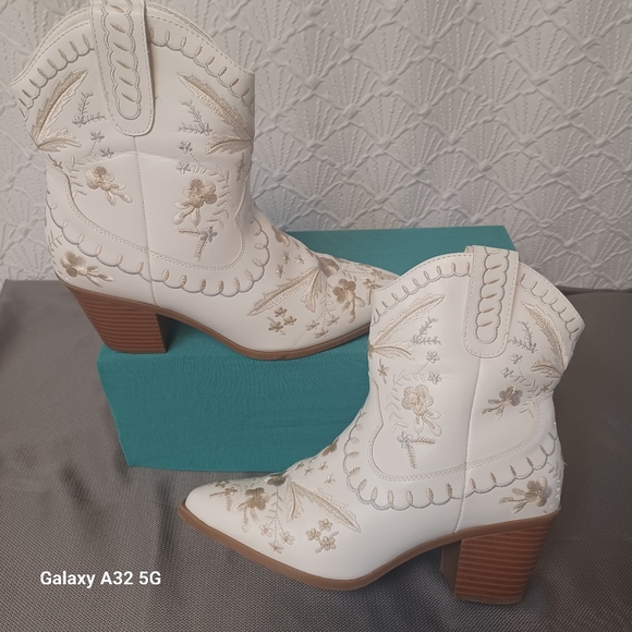 MIA Shoes - MIA Women Size 10  White Embroidered Heeled Boots